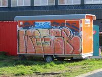 848173 Afbeelding van graffiti op een bouwkeet van Boels, op het Beefland bij bedrijventerrein Strijkviertel te De ...